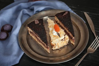 Masada lezzetli kek parçaları ile tepsi