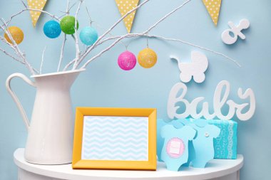 Sarı çerçeve ve teşekkür ederim kartlar için bebek duş parti masada kapalı