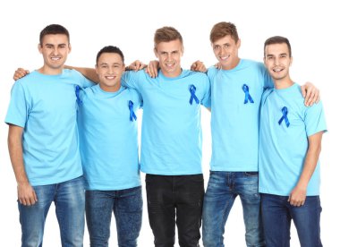 T-shirtler genç erkeklerde beyaz zemin üzerine mavi kurdele ile. Prostat Kanseri Bilinçlendirme kavramı
