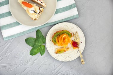 Dokulu arka plan üzerinde lezzetli kek ile kompozisyon