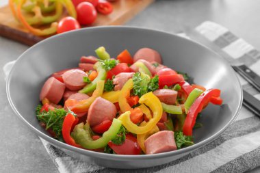 Mutfak masasında kapta soslu sebze salatası