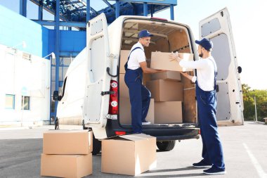 Araba hareket kutuları boşaltma teslim erkekler