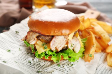 Gazete, closeup lezzetli duble burger