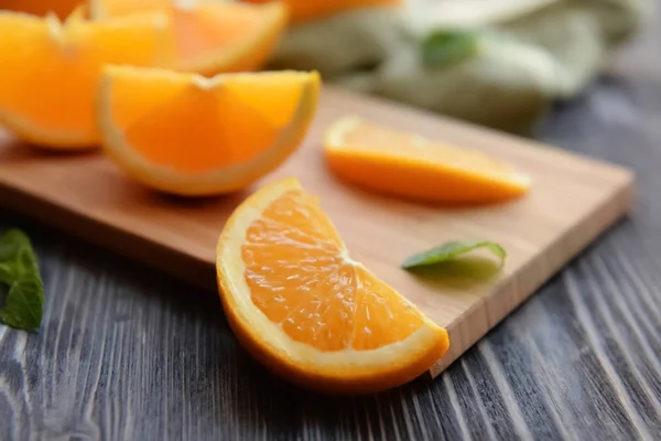 Naranja fresco en rodajas sobre mesa de madera — Foto de Stock