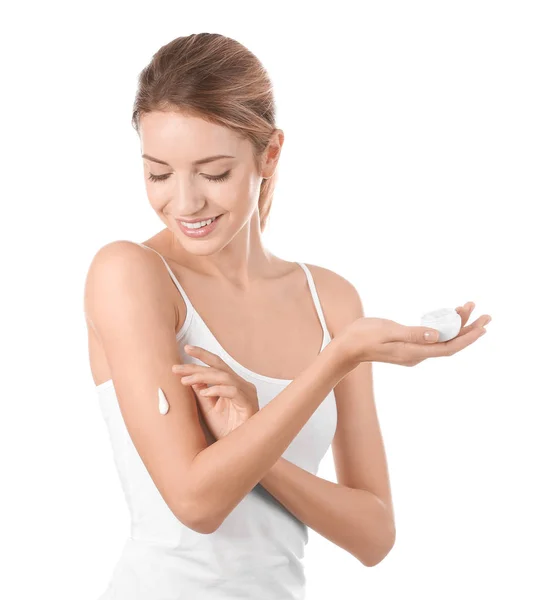 Mulher jovem aplicando creme corporal — Fotografia de Stock