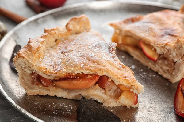 Plátek čerstvě pečený jablečný koláč na plech, closeup — Stock fotografie
