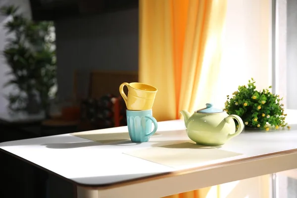 Čajová sada na stůl v kuchyni — Stock fotografie