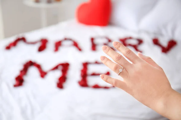 Donna che accetta la proposta di matrimonio e indossa anello di fidanzamento in camera da letto — Foto Stock
