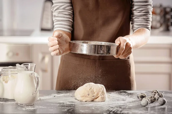 Frau macht Teig auf Tisch — Stockfoto