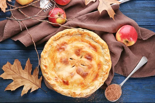 Složení s čerstvě pečený jablečný koláč na stole, pohled shora — Stock fotografie
