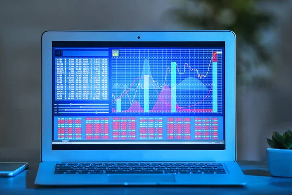 Monitor de portátil con datos de stock en la tabla — Foto de Stock