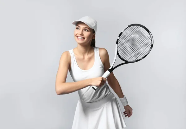 Genç kadın tenis raketi ile — Stok fotoğraf