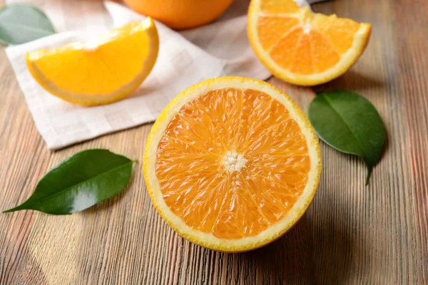 나무 테이블에 신선한 슬라이스 오렌지 — 스톡 사진