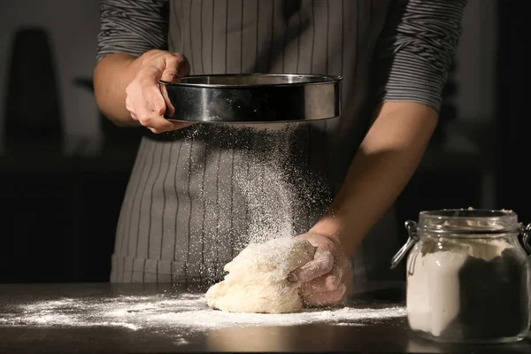 Mujer haciendo masa en la mesa —  Fotos de Stock