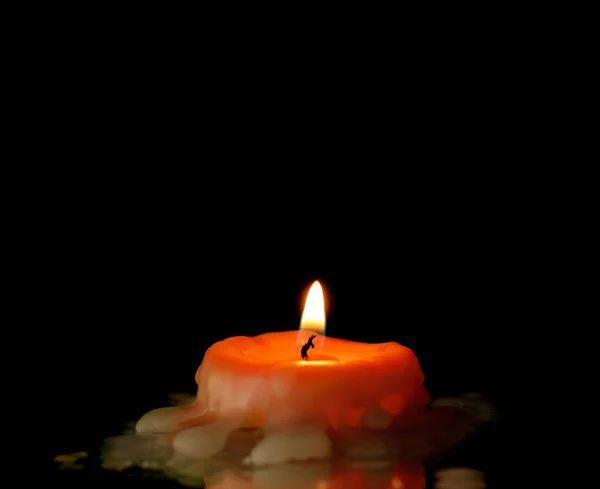 Vela de cera queimando na escuridão, close-up — Fotografia de Stock