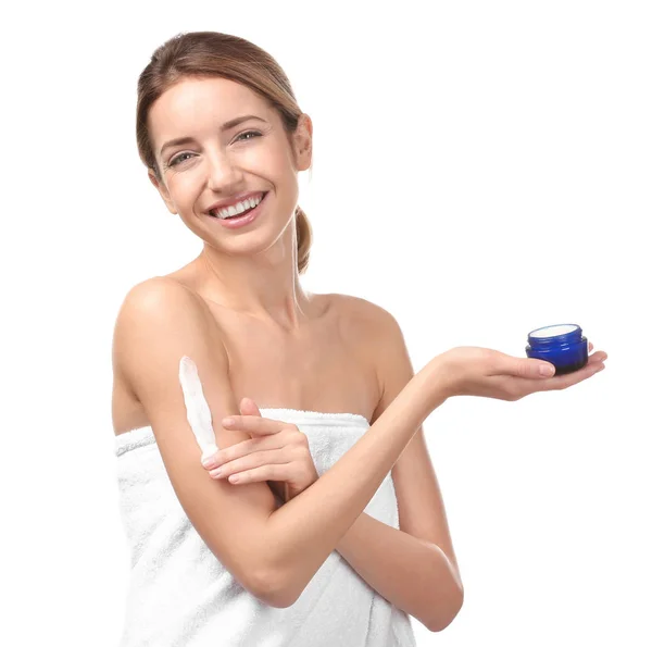 Ung kvinna tillämpa body cream — Stockfoto