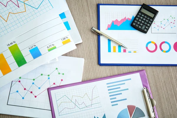 Dokumentumok, grafikonok és diagramok használata — Stock Fotó