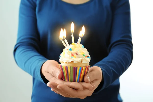 Γυναίκα που κρατά γενέθλια cupcake με κεριά στα χέρια, κοντινό πλάνο — Φωτογραφία Αρχείου