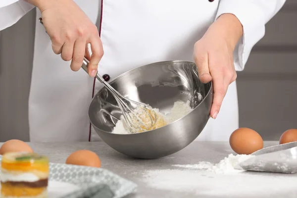 Шеф-повар готовит тесто для выпечки на кухне — стоковое фото