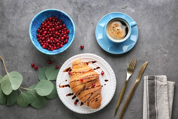 Čerstvý lahodný croissant — Stock fotografie