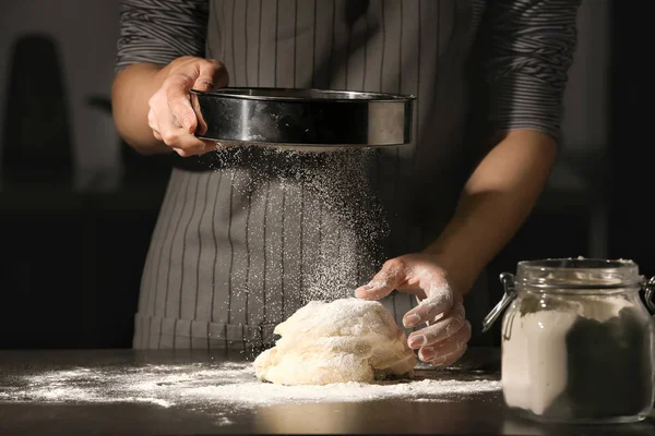 Mujer haciendo masa en la mesa — Foto de Stock