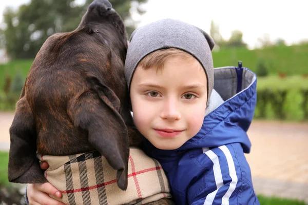 Милий маленький хлопчик зі своєю собакою в осінньому парку — стокове фото