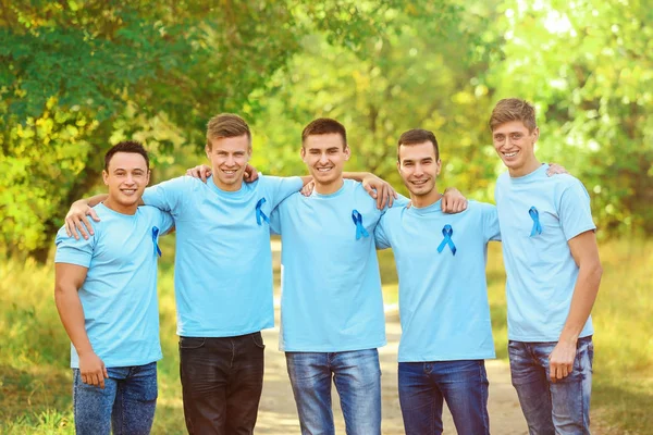 Mladí muži v tričkách s modré stužky venku. Koncept povědomí o rakovině prostaty — Stock fotografie
