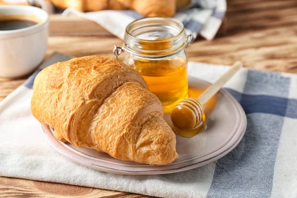 Fresh yummy croissant — Stock Photo, Image