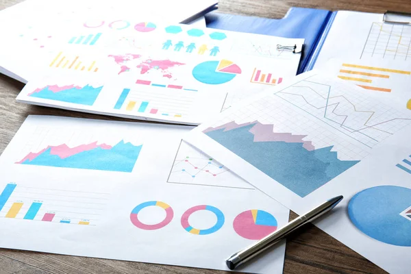 Dokumenty z wykresów i diagramów — Zdjęcie stockowe