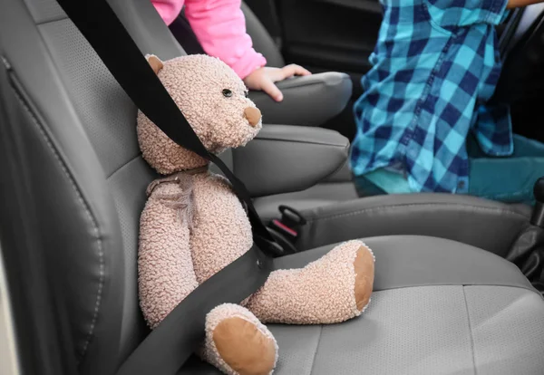 Oso de peluche sujetado en el asiento del coche — Foto de Stock