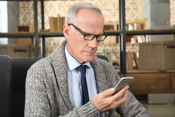 Aantrekkelijke volwassen man — Stockfoto