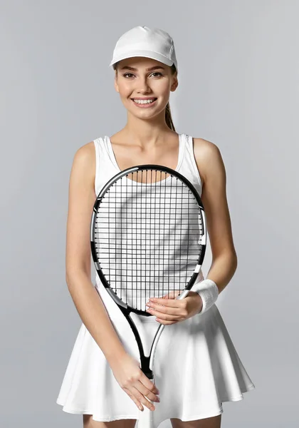 Молодая женщина с теннисной ракеткой — стоковое фото
