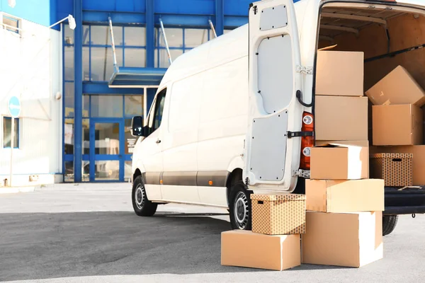 Open auto kofferbak met Verhuisdozen buitenshuis — Stockfoto