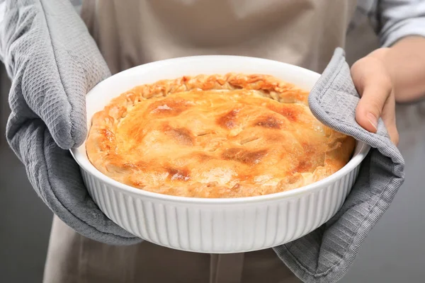 Mujer sosteniendo pastel de manzana recién horneado, primer plano —  Fotos de Stock