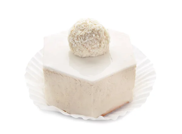Вкусный кокосовый пирог на белом фоне — стоковое фото