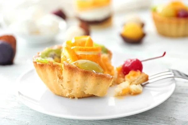 Prato com saborosa torta de frutas na mesa — Fotografia de Stock