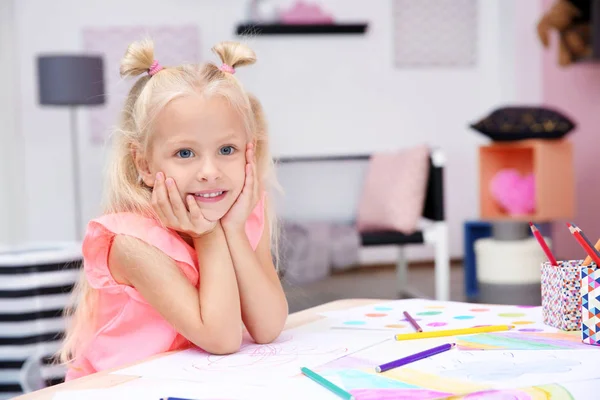 Schattig klein meisje poseren met potlood tekeningen thuis — Stockfoto