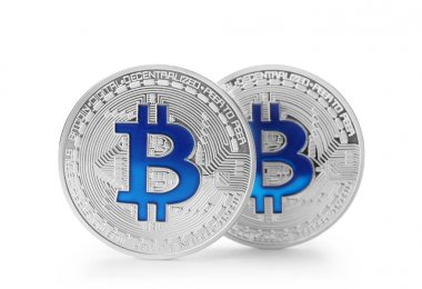 Beyaz arka plan üzerinde gümüş bitcoins