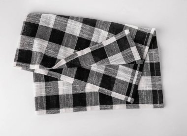 Beyaz arka plan üzerinde damalı mutfak havlusu