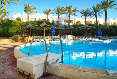 Otelin yüzme havuzu ile bölge