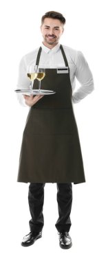 Tepsi kadeh şarap ile beyaz arka plan üzerinde tutarak garson