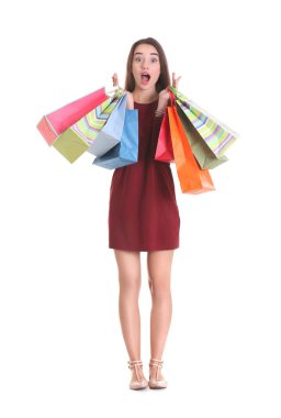 Alışveriş çantalı genç bir kadın. 