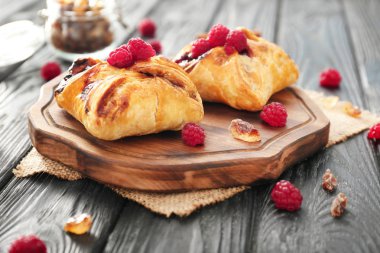 Lezzetli puf hamur işleri ve ahududu tablo üzerinde kurulu