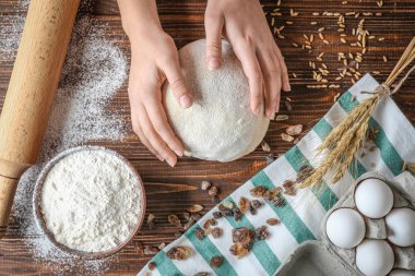 Masada puf böreği hazırlama kadın