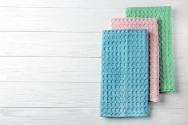 Beyaz ahşap masa, üstten görünüm temiz mutfak havlular