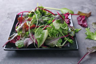 Plaka gri tablo taze salata ile