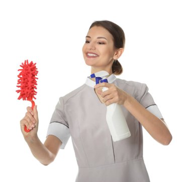 Kadın şişe deterjan ve beyaz zemin üzerine fırça ile