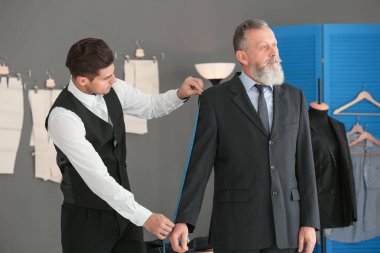 Atelier ölçümlerde alarak müşterinin terzi