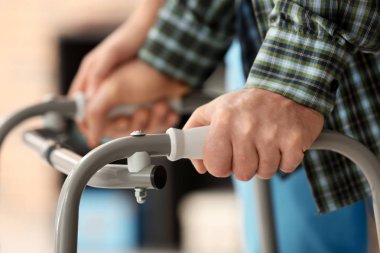 Çerçeve ve genç bakıcı, kapalı yürüyüş ile komuta sizde