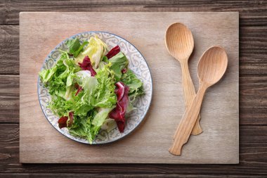 Tabakta taze salata var.